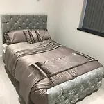 Charming 2-Bed Flat In Swansea