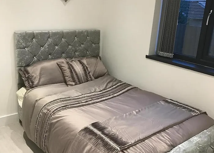 Charming 2-Bed Flat In Swansea
